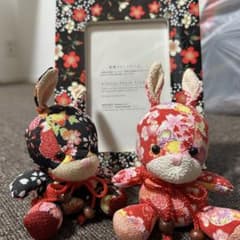 花柄ウサギぬいぐるみ 赤黒 2体セット　写真フレームのサムネイル