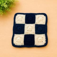 ハンドメイド モチーフ編み インテリアマット ポットマット 北欧風 ネイビーのサムネイル