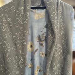 新品！UVケア加工 花柄刺繍ストール グレーのサムネイル