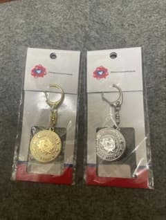 【万博会場限定】ミャクミャク　金色/銀色のコイン型キーホルダー 2個セット