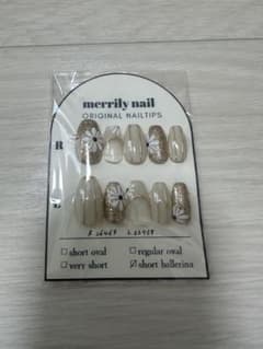 merrily nail ネイルチップ 花柄 ゴールド 新品未使用のサムネイル
