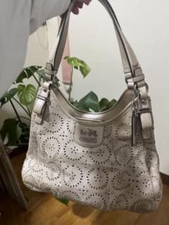 coachベージュ パンチングデザイン バッグのサムネイル