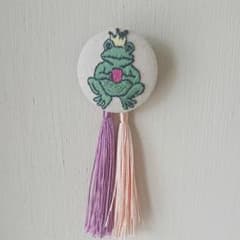 ハンドメイド ブローチ くるみぼたん カエル タッセルのサムネイル