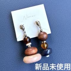 新品タグ付き　Nerine アシンメトリー ウッドビーズ ピアス　定価4400円のサムネイル