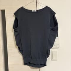 ユニクロU ダークグレー　コクーンセーターノースリーブのサムネイル