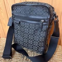 COACH ショルダーバッグ ミニシグネチャーブラック 斜めがけ　F70698 COACH ショルダーバッグ ミニシグネチャーブラック 斜めがけ F70698