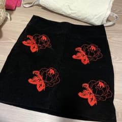 黒のコーデュロイタイトスカート 赤いバラ刺繍のサムネイル