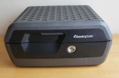 ポータブル耐火・防水金庫　CHW30100のサムネイル