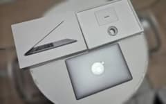 MacBook Pro 2018 15インチ i7 16GB 付属品完備のサムネイル