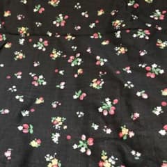 wガーゼ生地　　黒地に苺柄のサムネイル