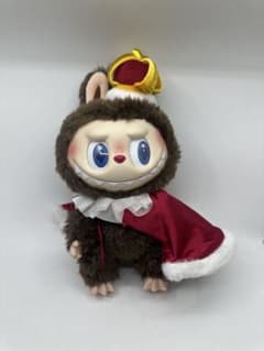 美品】ポップマート ラブブ LABUBU ぬいぐるみ マント 王冠 - メルカリ