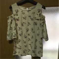 新品。半袖、肩出しTシャツのサムネイル