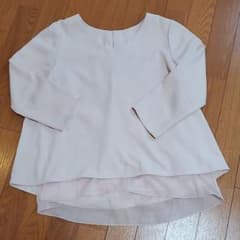 淡いピンクのトップスのサムネイル