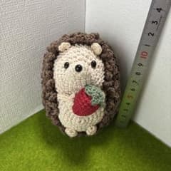 ハンドメイド あみぐるみ ハリネズミ いちご持ちのサムネイル