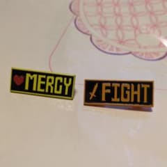 UNDERTALE ピンバッジ 2個セット FIGHT MERCY　中古のサムネイル