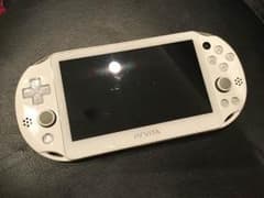 psvita ホワイト (メモリカード、シリコンケース付き)のサムネイル