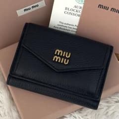 ミュウミュウ　二つ折り財布　RFID認証 極上美品⭐️RFID内蔵 MIUMIU ミュウミュウ 財布 レザー 現行 新型