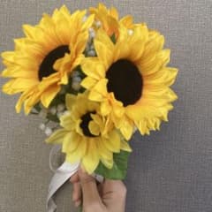 ひまわりと白い小花の花束 ウェディングフォトなどの小物のサムネイル