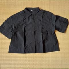 UNIQLO ブラック 半袖シャツのサムネイル