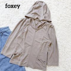 foxey フォクシー　ジョーゼットジップパーカー　ロゴプレート foxey フォクシー ジョーゼットジップパーカー ロゴプレート - メルカリ