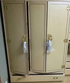 桐ダンス（開戸裏にミラー付き・右扉は両開き・上段に収納箇所があり