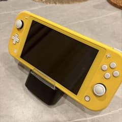 Switch lite イエロー 卓上充電器付き - メルカリ