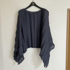 meイッセイミヤケ　シースルークレープ ノースリーブトップス　ブルー meイッセイミヤケ シースルークレープ ノースリーブトップス グレー