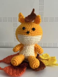 ハンドメイド あみぐるみ きつねと落ち葉のサムネイル