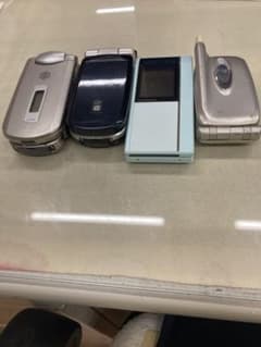 NTT docomo ガラケー 4台セット 本体 - メルカリ