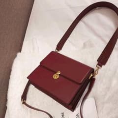 【美品】新品未使用＆匿名配送／レッド コンパクト レザー ショルダーバッグのサムネイル