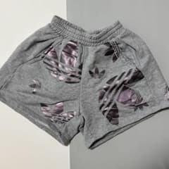 adidas オリジナルスショートパンツ　グレーのサムネイル