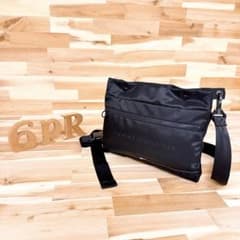 【トミーヒルフィガー】スクエア ナイロン ショルダーバッグ黒ブラック×紺ネイビー トミーヒルフィガー】スクエア ナイロン ショルダーバッグ黒ブラック