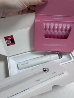 medicube 美顔器 ホワイト 美容液アンプル付き　充電コードなしのサムネイル