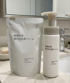 敏感肌用 薬用泡洗顔フォームと詰め替え用のサムネイル