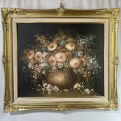 A must-buy item from the Super Mercari Market! A gorgeous, hand-painted oil still-life painting with a frame – you won't regret it!
