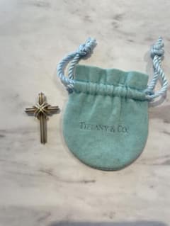 T*】様 Tiffany & Co. 十字架18kネックレス オリジナルポーチ付のサムネイル