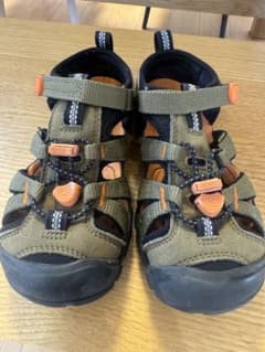 【専用】KEEN 18.5㎝　カーキ/オレンジ サンダルのサムネイル