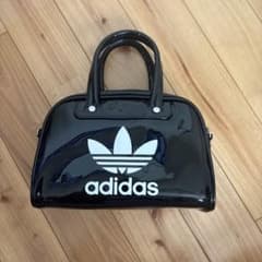 adidas エナメル ショルダーバッグのサムネイル