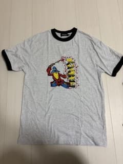 グレー アニメ風キャラクター Tシャツのサムネイル