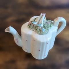 鳥のフィギュア付き 陶器製ティーポットのサムネイル