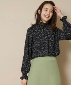 N. Natural Beauty Basiシャーリングハイネックブラウスのサムネイル