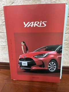 トヨタ YARIS カタログとアクセサリーカタログのサムネイル