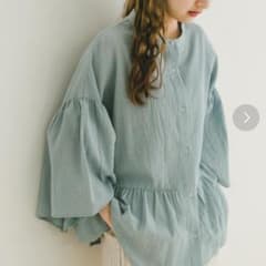 【美品】URBAN RESERCH ITEMSペプラムブラウス くすみブルーのサムネイル