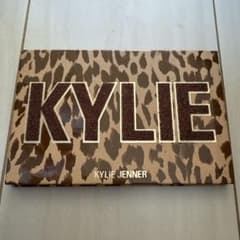 KYLIE JENNER アイシャドウパレットのサムネイル
