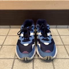 adidas スニーカーのサムネイル