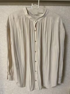 UNTITLE ゴールドボタンのシンプルなブラウスのサムネイル