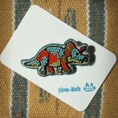 ハンドメイド(大)⁂ビーズ刺繍ブローチ⁂トリケラトプス 恐竜のサムネイル