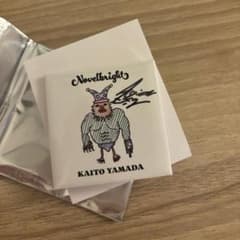 Novelbright 山田海斗 トレカアクキー 缶バッジ サイン ピック Novelbright 山田海斗 サイン入り缶バッジ - メルカリ