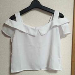 肩出しトップスのサムネイル
