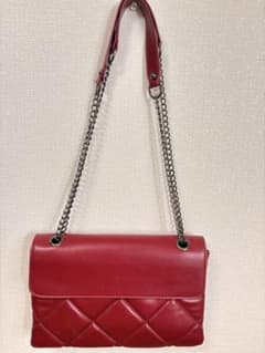 赤いキルティングショルダーバッグのサムネイル